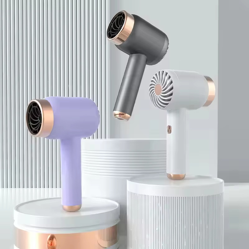 Een elektrische haardroger met drie temperatuurinstellingen en 300 miljoen negatieve ionen.