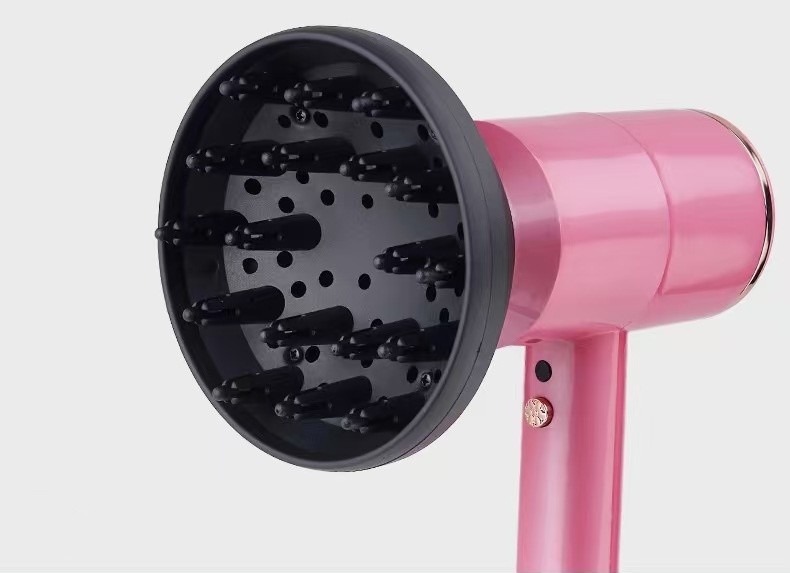 Roze haardroger met 3 professionele toevoegingen voor krachtige wind en zachte verzorging geschikt voor alle haartypes